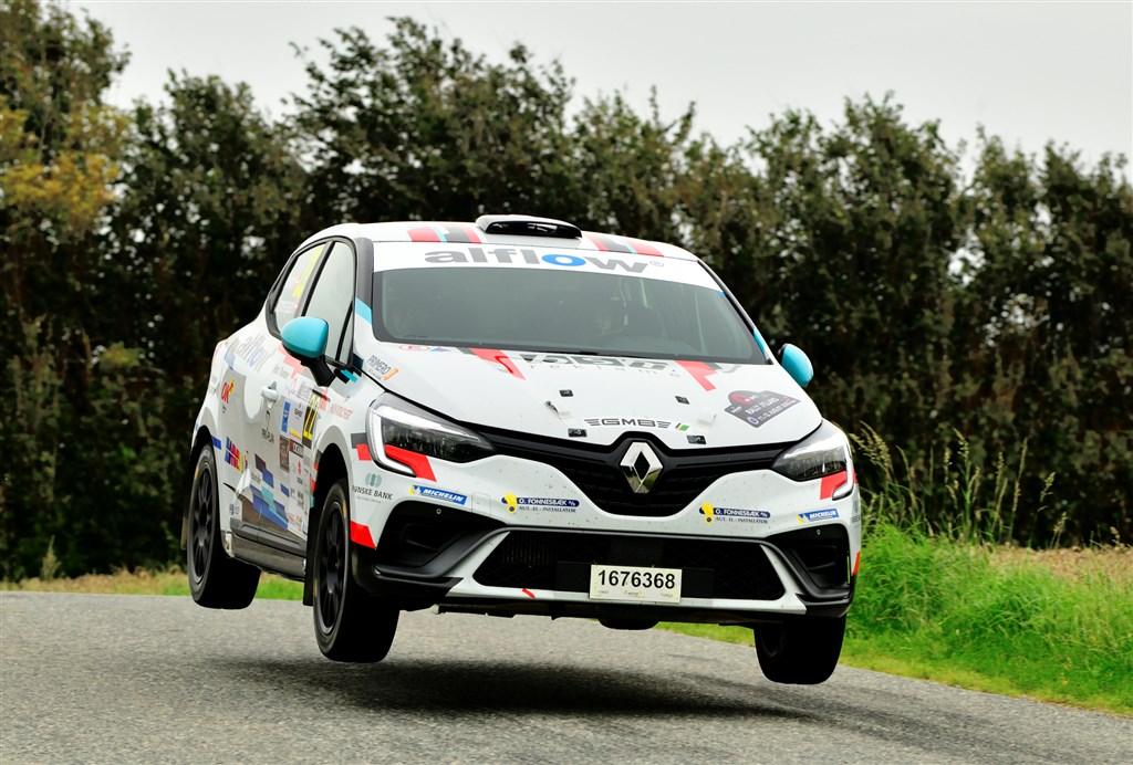 Kasper Nyman Andersen og Claus Kammersgaard på vej mod danmarksmesterskabet i rally i deres Renault Clio Rally 5.
(Foto: Michael Eisenberg)